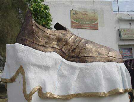 مجسمه کفش مرد عراقی که به سمت جورج بوش پرتاب شد در عراق!